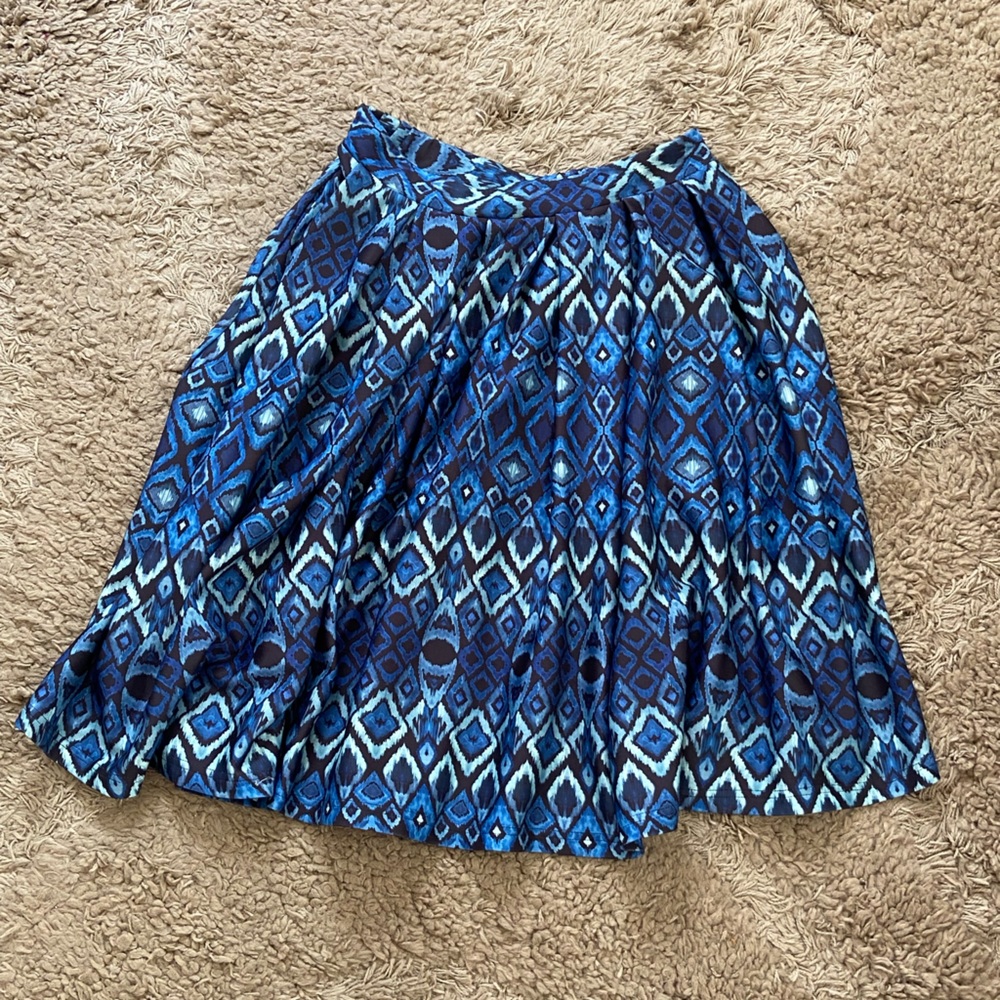 Blue patterned full skirt with pockets!!